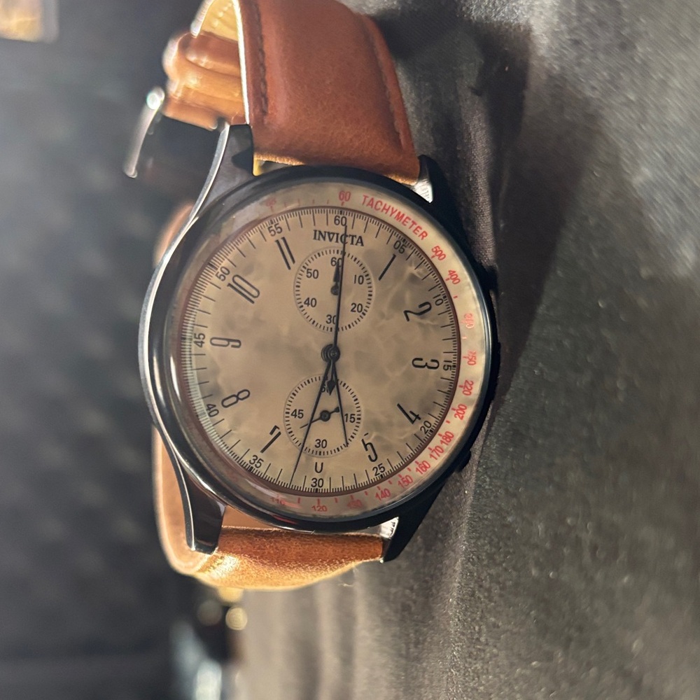 Invicta 40849 Vintage 44 mm Quartz Chronograph – Black Case, Beige Dial
